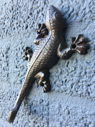 1 Salamander - lizard made of cast iron, brown